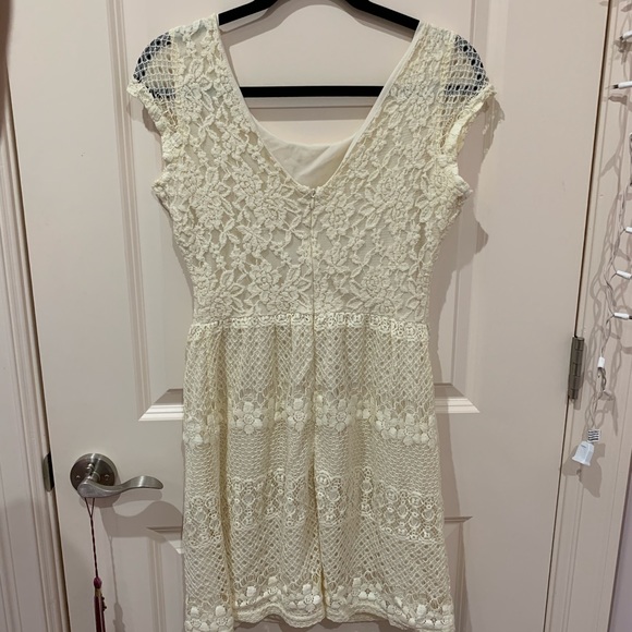 Cream lace dress - Picture 2 of 8